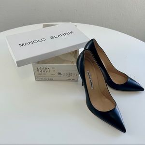 Chic, classic Manolo Blahnik BB 105 black leather pumps
